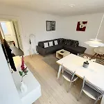 Daire Cozy & Bright Townhouse With Free Parking