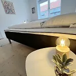Cozy & Bright Townhouse With Free Parking