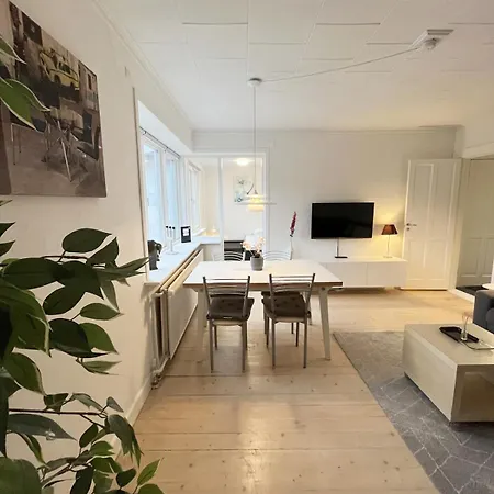 Lejlighed Cozy & Bright Townhouse With Free Parking *