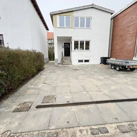 Cozy & Bright Townhouse With Free Parking آلبورغ