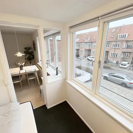 Cozy & Bright Townhouse With Free Parking آلبورغ