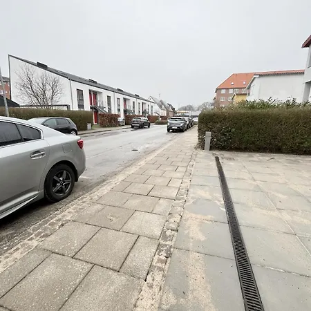 Διαμέρισμα Cozy & Bright Townhouse With Free Parking Άλμποργκ