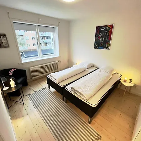Lejlighed Cozy & Bright Townhouse With Free Parking