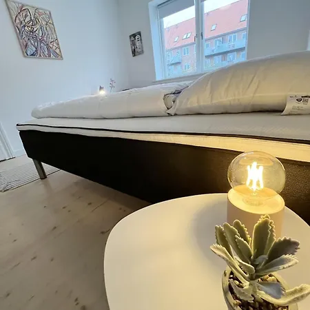 Cozy & Bright Townhouse With Free Parking