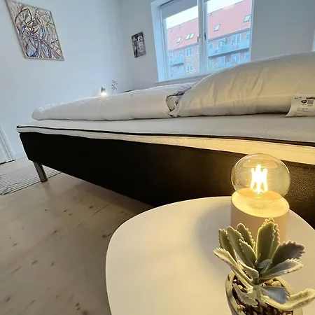 Cozy & Bright Townhouse With Free Parking アパート オールボー