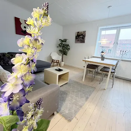 アパート Cozy & Bright Townhouse With Free Parking オールボー