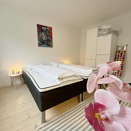 Cozy & Bright Townhouse With Free Parking * オールボー