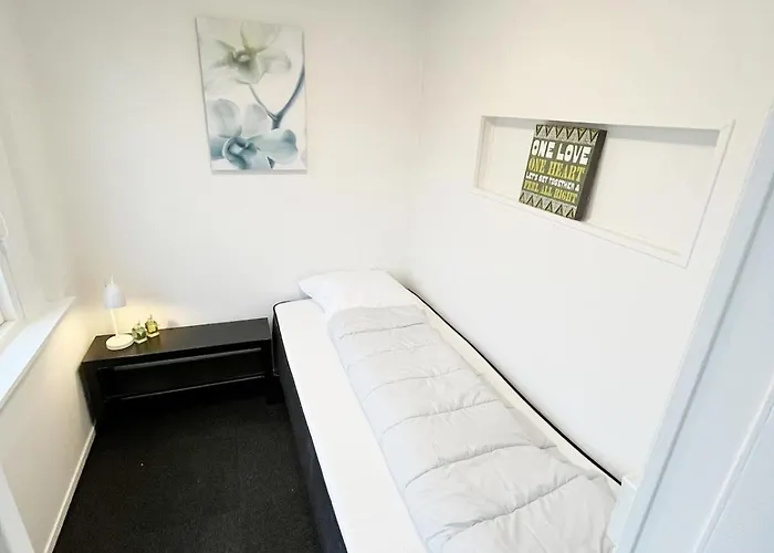 Cozy & Bright Townhouse With Free Parking