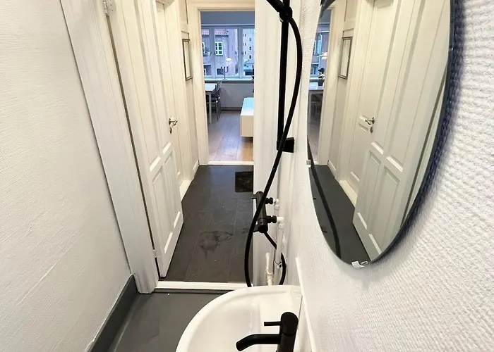 Cozy & Bright Townhouse With Free Parking شقة *
