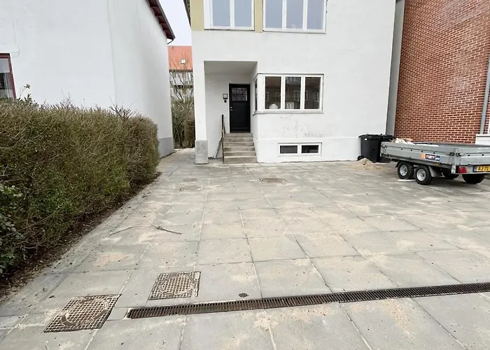 Cozy & Bright Townhouse With Free Parking آلبورغ