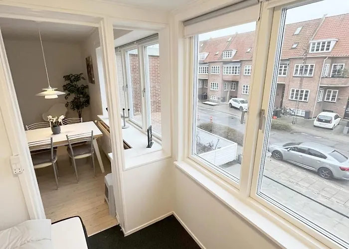 Cozy & Bright Townhouse With Free Parking آلبورغ