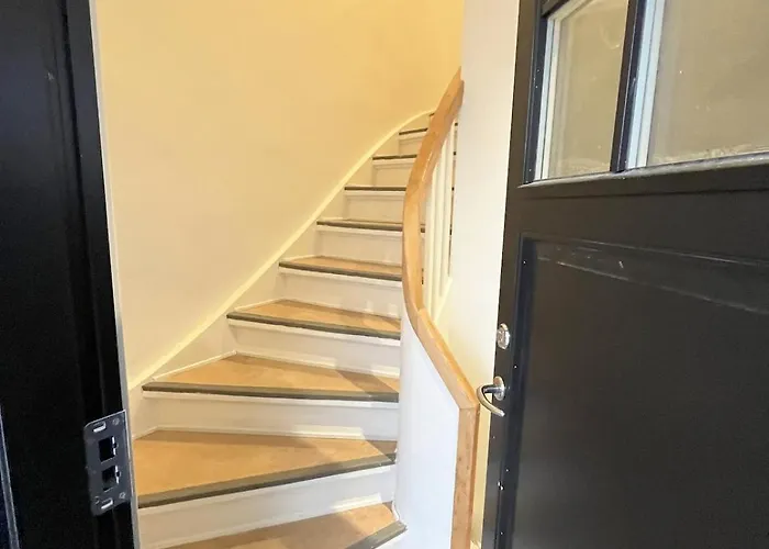 Cozy & Bright Townhouse With Free Parking *