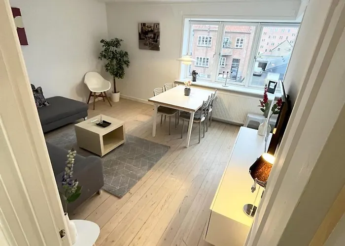 Cozy & Bright Townhouse With Free Parking