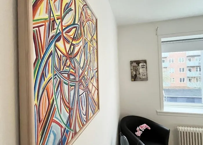 Cozy & Bright Townhouse With Free Parking