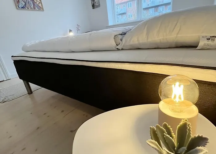 Cozy & Bright Townhouse With Free Parking