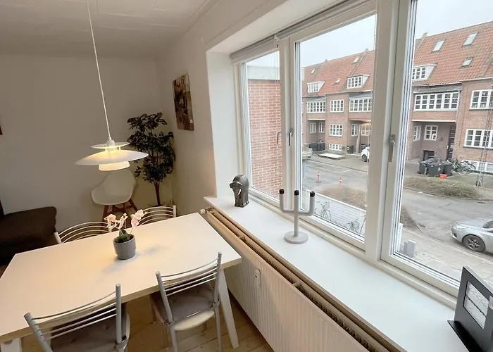 Cozy & Bright Townhouse With Free Parking شقة *